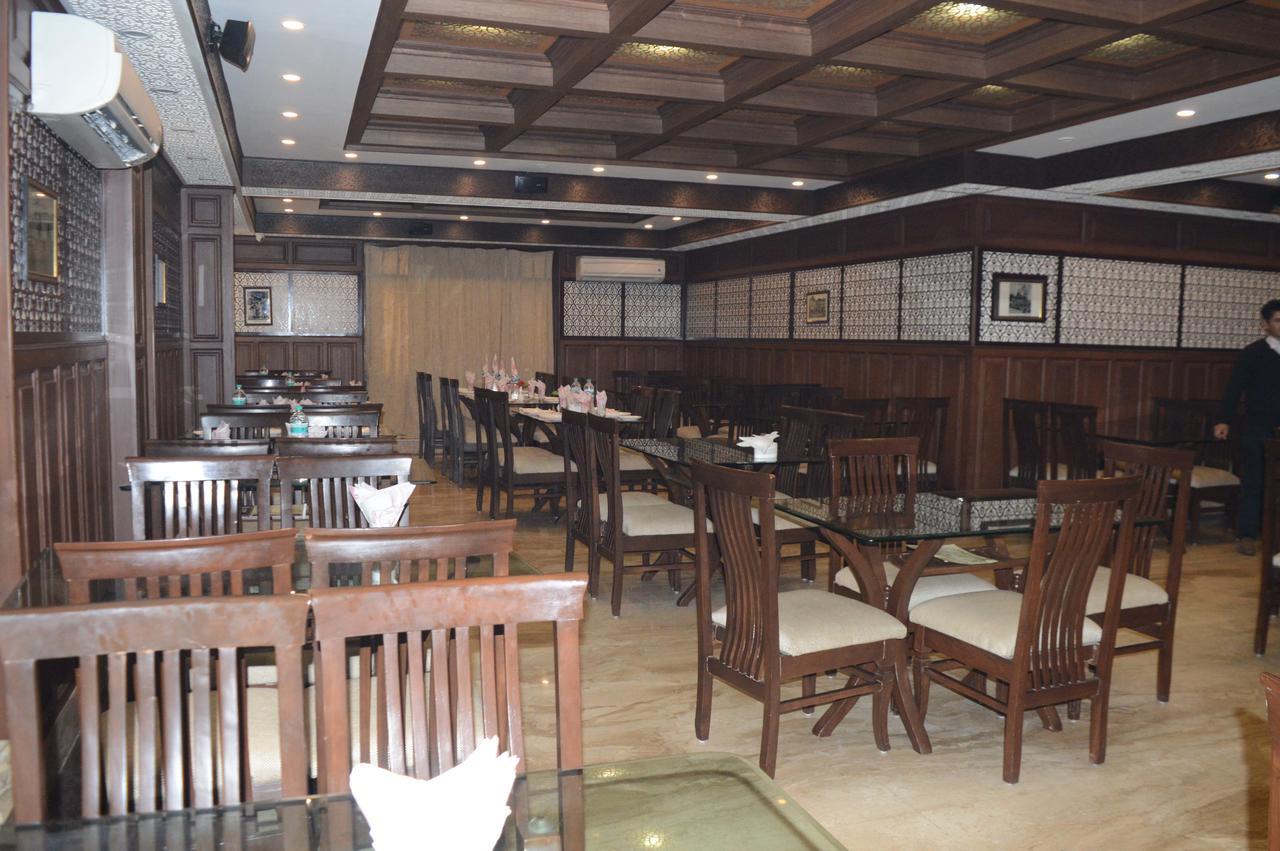 Standard Hotel And Resturant Сринагар Экстерьер фото