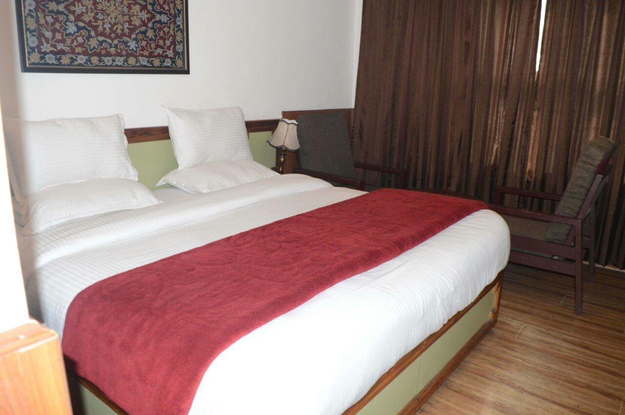 Standard Hotel And Resturant Сринагар Экстерьер фото