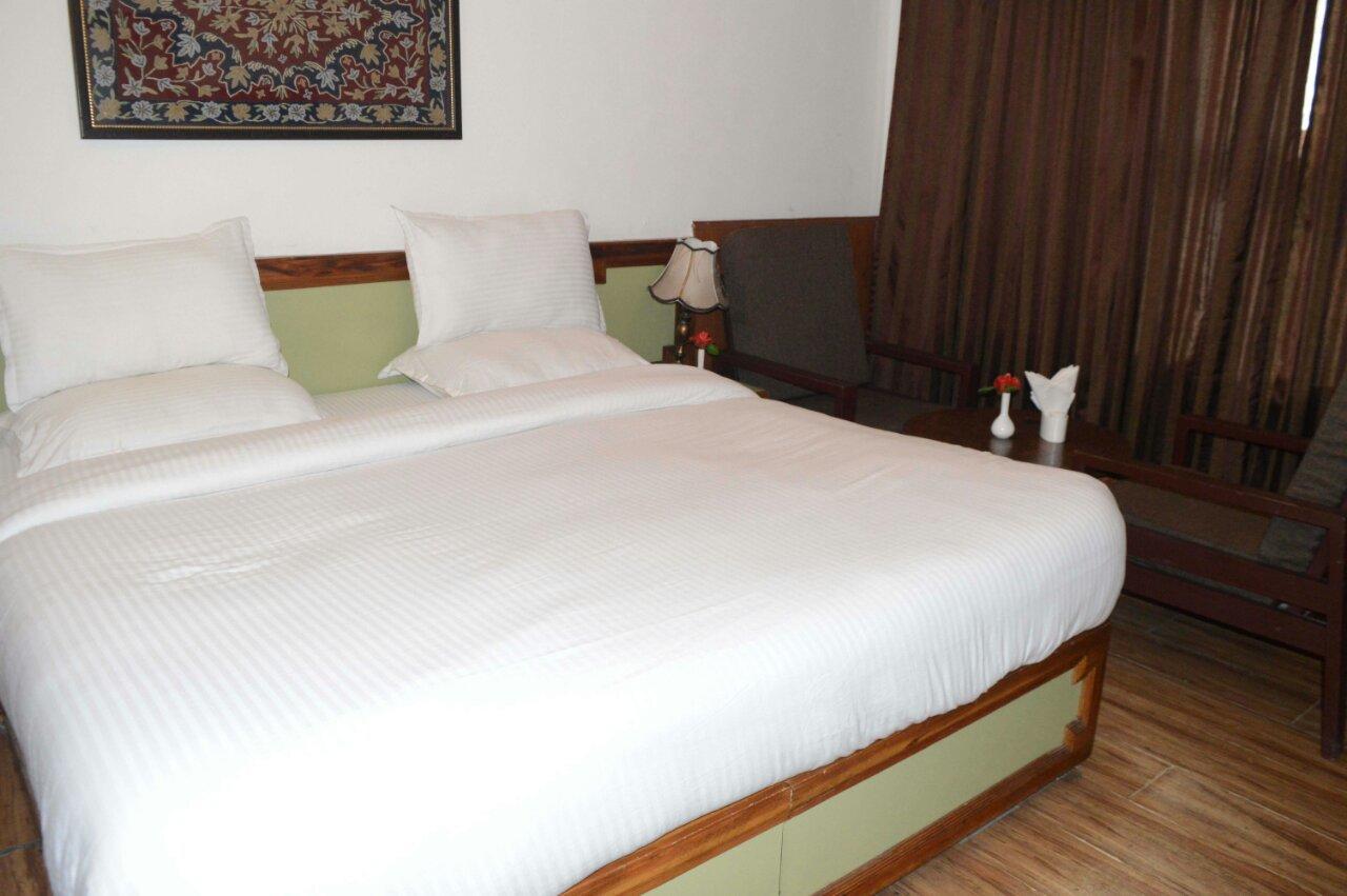 Standard Hotel And Resturant Сринагар Экстерьер фото
